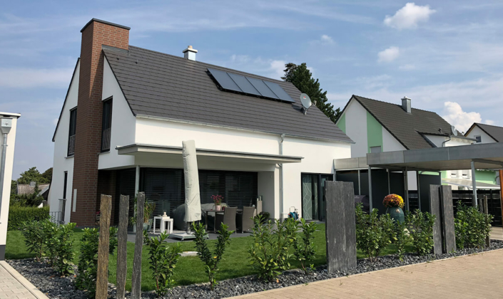 Rost-Wohnbau Einfamilienhaus Energiesparhaus Eigentumswohnungen mit Garten und Terrasse