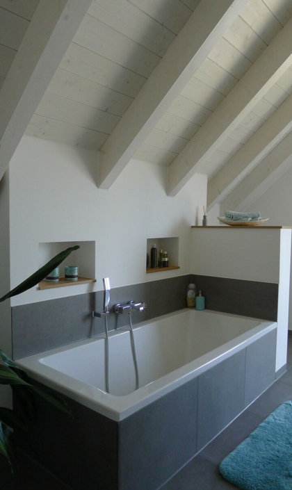 Rost-Wohnbau Einfamilienhaus Energiesparhaus Eigentumswohnungen Badezimmer mit Badewanne