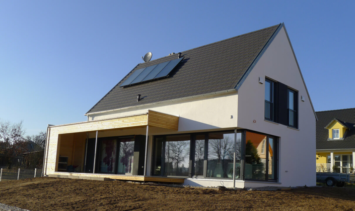 Rost-Wohnbau Einfamilienhaus Energiesparhaus Eigentumswohnungen mit Garten und großen Fenstern