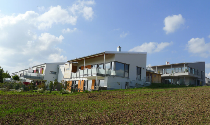 Rost-Wohnbau Einfamilienhaus Energiesparhaus Eigentumswohnungen mit großem Balkon