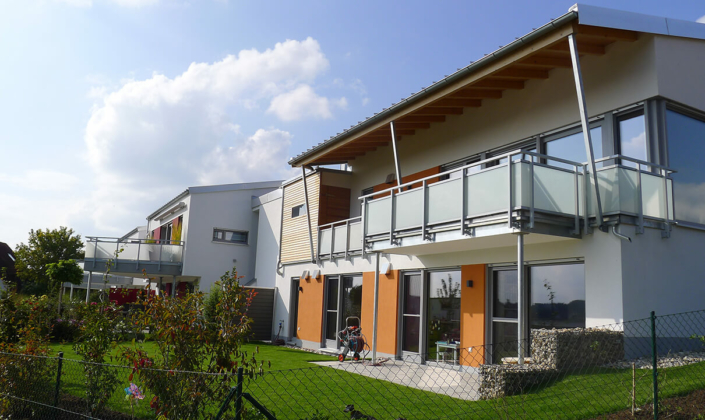 Rost-Wohnbau Einfamilienhaus Energiesparhaus Eigentumswohnungen mit großem Balkon und Garten
