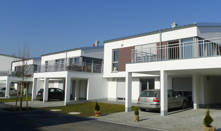Rost-Wohnbau Einfamilienhaus Energiesparhaus Eigentumswohnungen mit großem Balkon und Garage