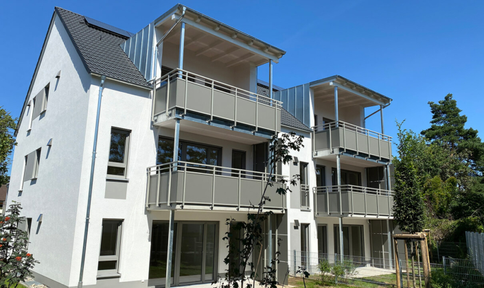 Rost-Wohnbau Mehrfamilienhaus Energiesparhaus Eigentumswohnungen mit Balkon und Garten