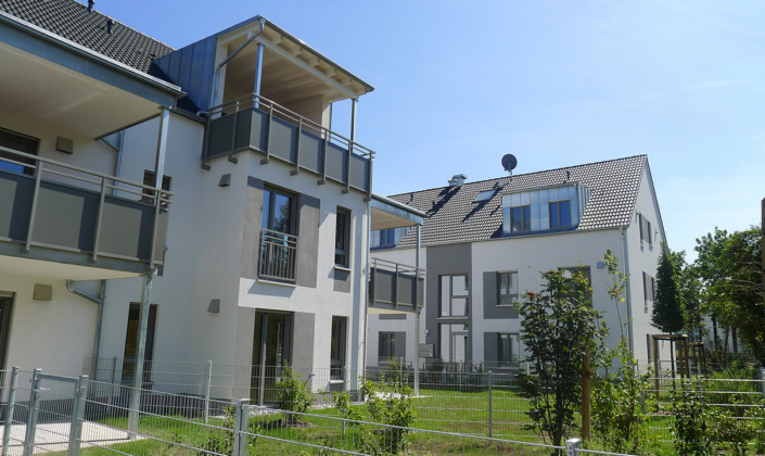 Rost-Wohnbau Mehrfamilienhaus Energiesparhaus Eigentumswohnungen mit Balkon und Garten