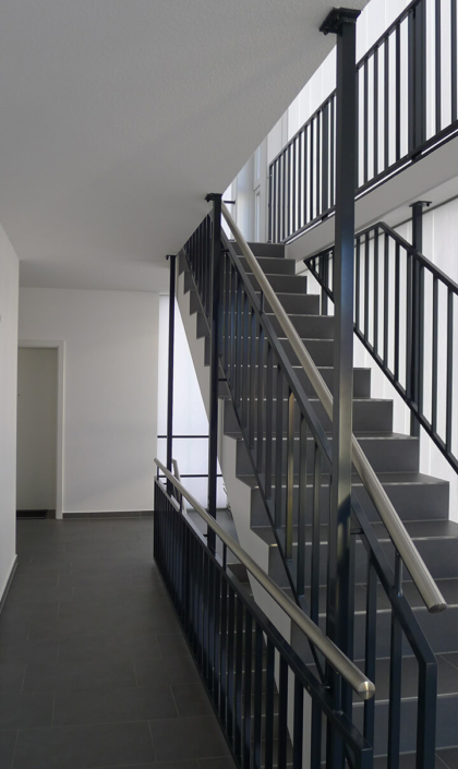 Rost-Wohnbau Mehrfamilienhaus Energiesparhaus Eigentumswohnungen Treppenaufgang