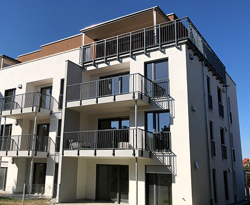 Rost-Wohnbau Energiesparhaus Immobilie Mehrfamilienhaus mit Balkon