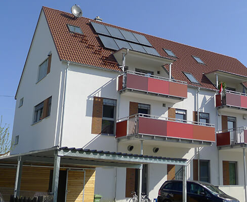 Rost-Wohnbau Energiesparhaus Immobilie Mehrfamilienhaus mit Balkon Stellplatz
