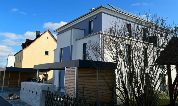 Rost-Wohnbau Mehrfamilienhaus Energiesparhaus Eigentumswohnungen Hauseingang
