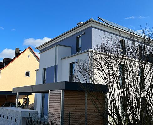 Rost-Wohnbau Energiesparhaus Immobilie Mehrfamilienhaus mit großen Fenster