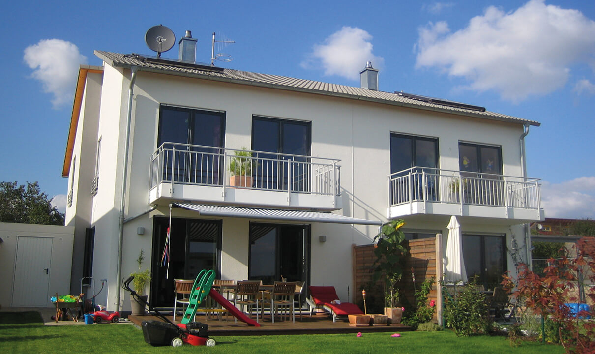 Rost-Wohnbau Doppelhaushälfte Energiesparhaus Eigentumswohnungen mit Balkon und Garten