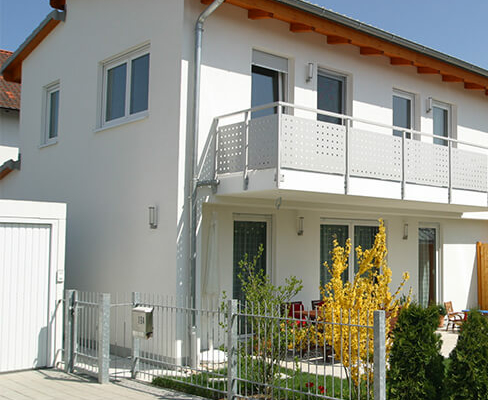 Rost-Wohnbau Doppelhaushälfte Energiesparhaus Eigentumswohnungen mit Balkon und Garten