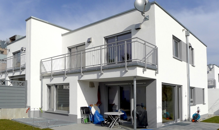 Rost-Wohnbau Doppelhaushälfte Energiesparhaus mit Terrasse und Balkon