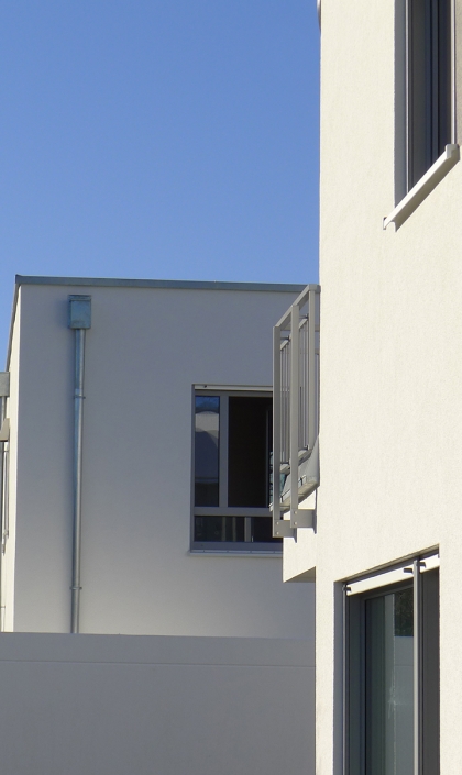 Rost-Wohnbau Doppelhaushälfte Energiesparhaus offenes Fenster