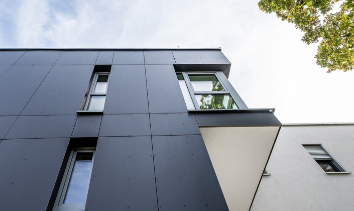 Rost-Wohnbau Mehrfamilienhaus Wohnung Eigentumswohnung Energiesparhaus mit grossen Fenstern