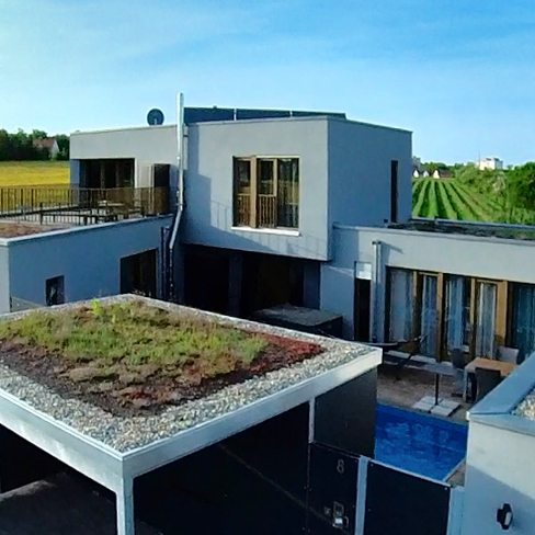 Rost-Wohnbau Einfamilienhaus Energiesparhaus mit Pool im Innenhof
